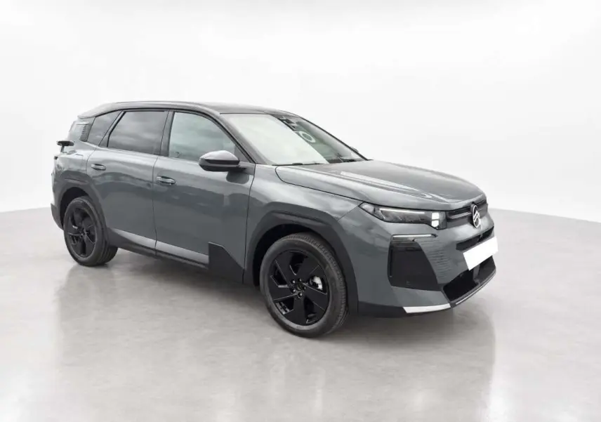 Vue 3/4 avant droit du Citroën C5 Aircross hybride 2026 gris métallisé avec jantes noires et vitres surteintées.