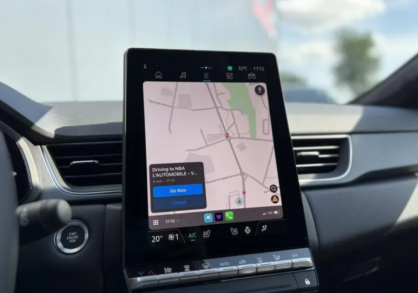 Écran tactile central avec navigation active dans l'habitacle du Renault Captur 2025, vue intérieure avant.