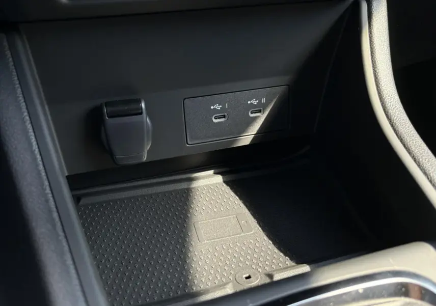 Prise USB double et prise 12V dans la console centrale du Renault Captur 2025 finition Techno Noir Etoile.