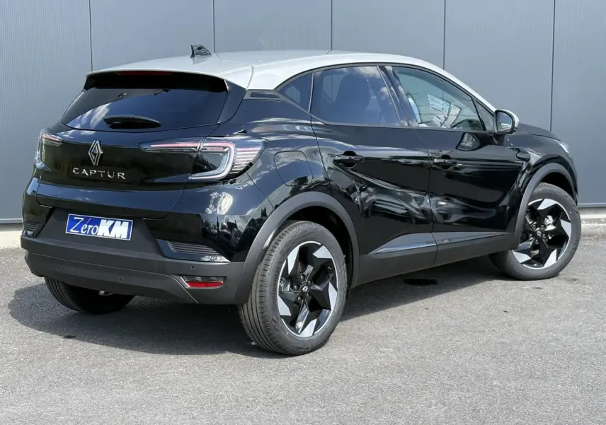 Renault Captur 2025 noir étoilé en 3/4 arrière droit avec jantes aluminium Black Hole et toit beige perle.
