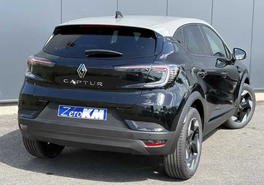 Renault Captur noir étoilé avec toit beige perle, vue 3/4 arrière droit, jantes aluminium 18 pouces Black Hole.