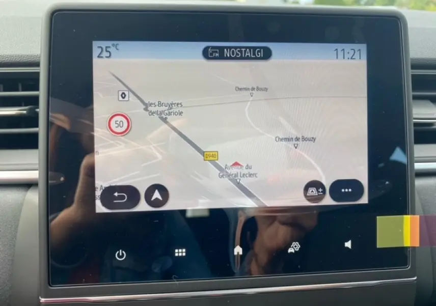 Écran tactile 9,3 pouces du système EASY LINK avec navigation affichée dans le tableau de bord d'un Renault Captur bleu.