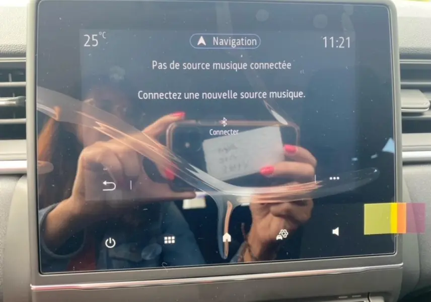 Écran tactile 9,3'' du système EASY LINK du Renault Captur bleu, affichant la navigation et la connexion Bluetooth.