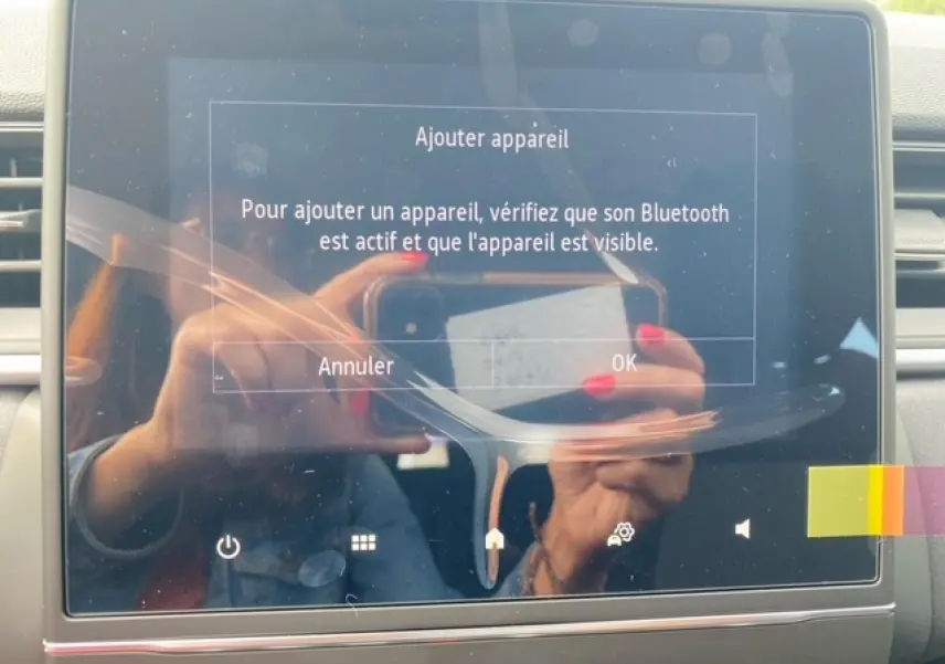 Écran tactile 9,3'' du système EASY LINK du Renault Captur bleu Evolution Mild Hybrid 140 EDC, vue frontale intérieure.