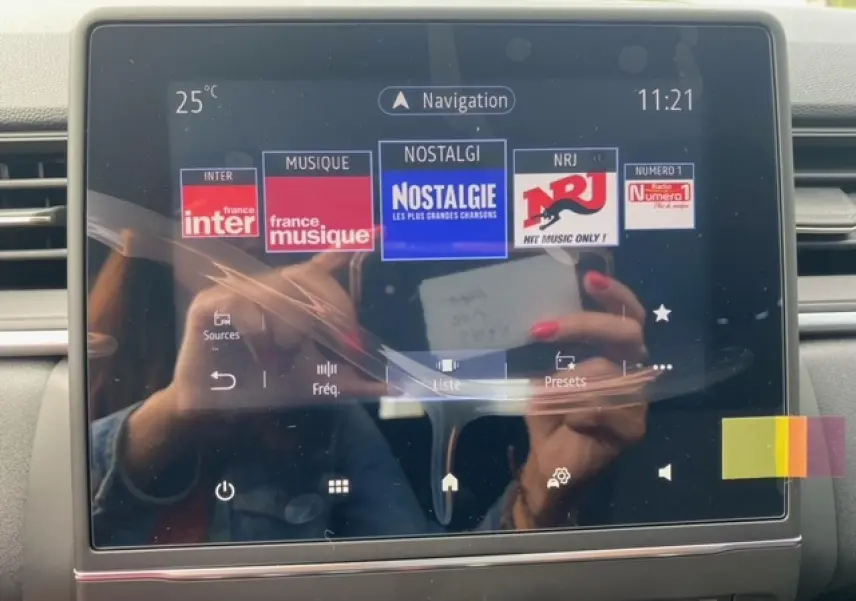 Écran tactile 9,3 pouces du système EASY LINK du Renault Captur bleu, affichant les stations radio et la navigation.