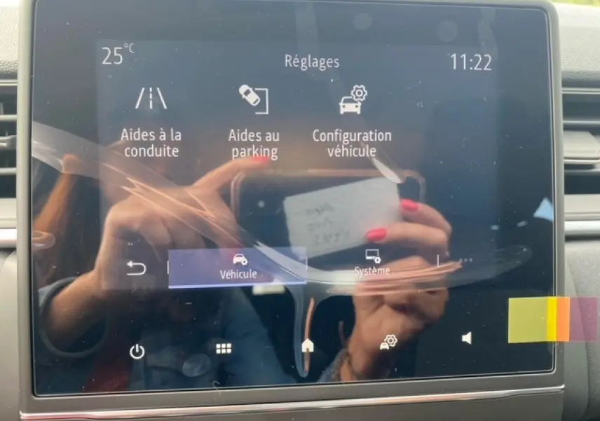 Écran tactile 9,3 pouces du système EASY LINK du Renault Captur bleu Evolution Mild Hybrid 140 EDC 2023.