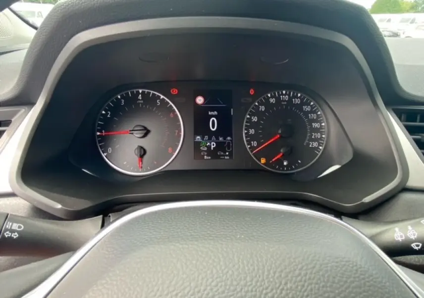 Vue rapprochée du tableau de bord du Renault Captur bleu 2023 montrant les compteurs et l'écran digital.
