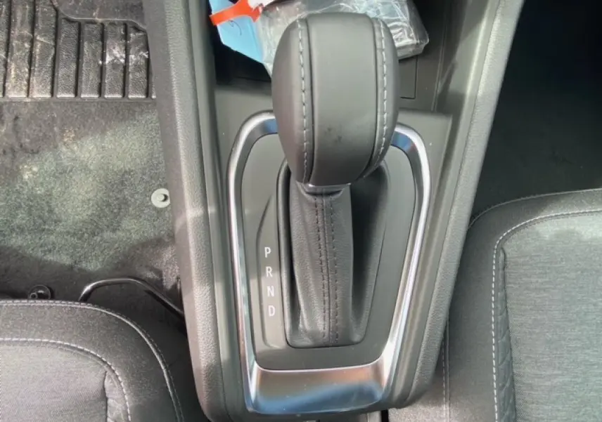 Le levier de vitesses automatique en cuir noir du Renault Captur Evolution Mild Hybrid 140 EDC vu de dessus.