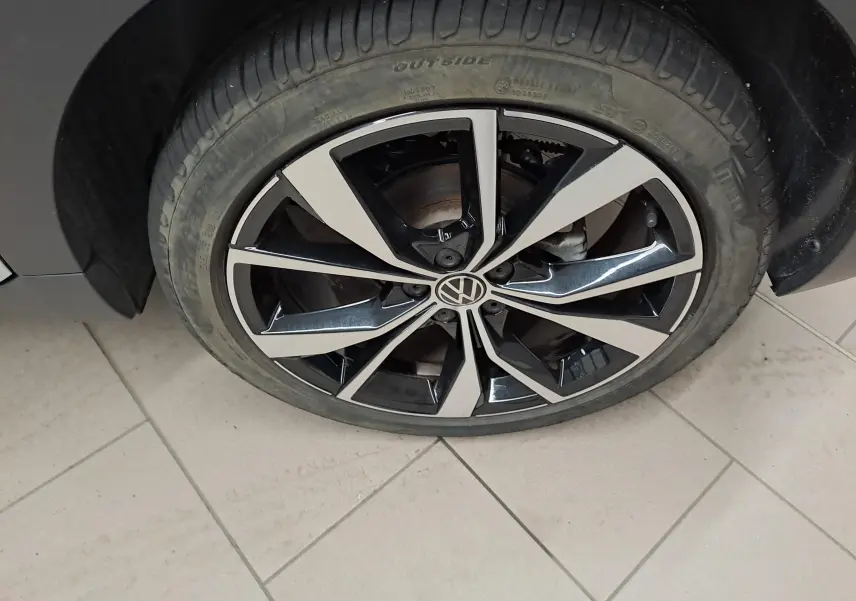 Gros plan sur la jante alliage bicolore du Volkswagen T-Cross 2025 R-Line Edition en Reflet d'argent.