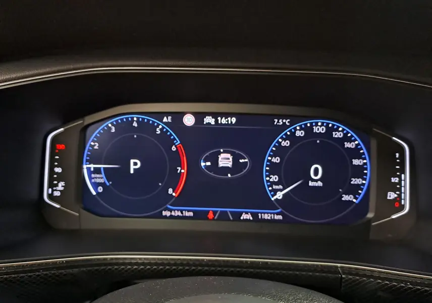 Tableau de bord numérique du Volkswagen T-Cross 2025 en vue frontale, affichant compte-tours et vitesse à zéro.