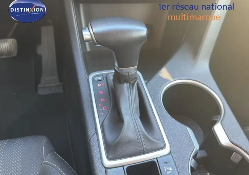 Le levier de vitesses automatique noir du Kia Sportage 2021, vue rapprochée de la console centrale avec porte-gobelet.