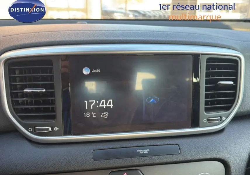 Écran central tactile du tableau de bord du Kia Sportage 2021, avec affichage de l’heure et de la température.