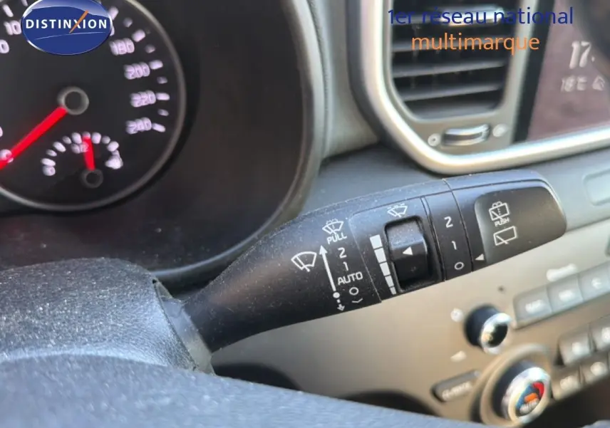 Gros plan sur la commande d'essuie-glace côté droit du tableau de bord d'un Kia Sportage blanc nacré 2021.