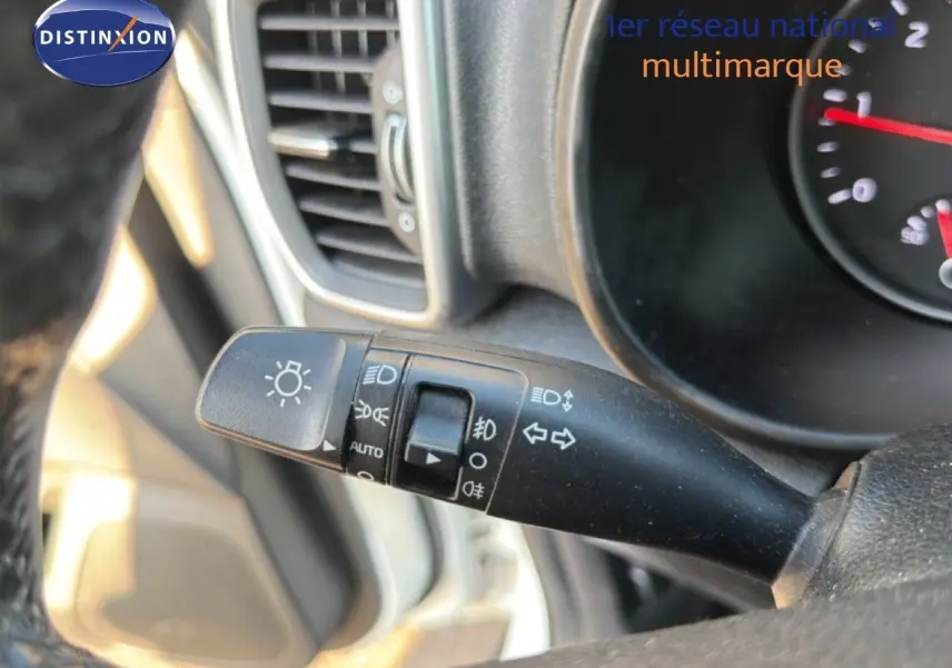 Gros plan sur la manette des feux et clignotants du tableau de bord d’un KIA Sportage blanc nacré 2021.