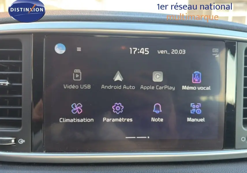 Écran tactile central du Kia Sportage 2021 affichant les options Android Auto, Apple CarPlay et climatisation.