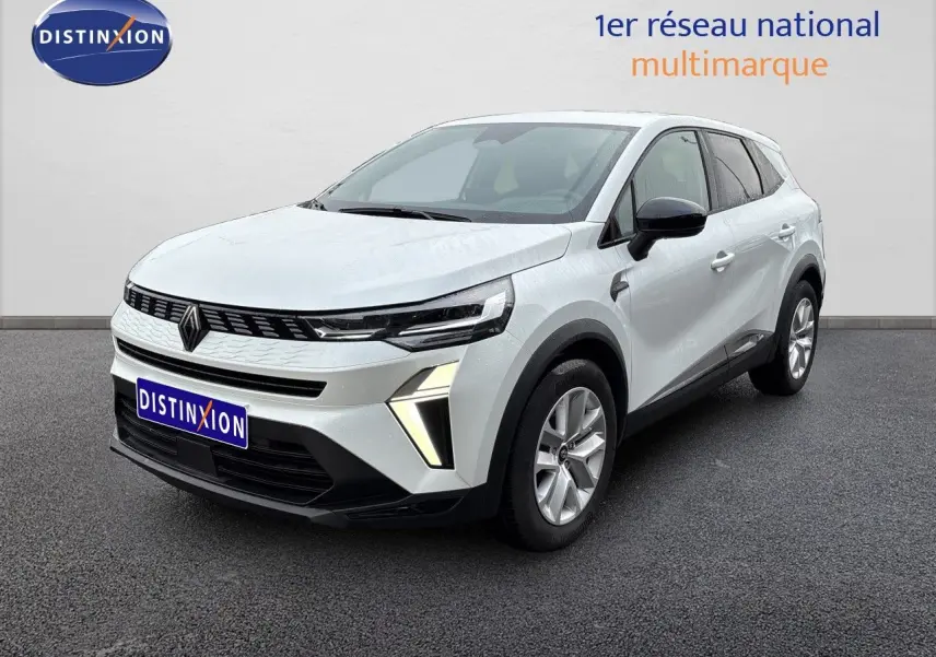Renault Symbioz blanc nacré métal en 3/4 avant droit, avec calandre noire et feux LED distinctifs allumés.
