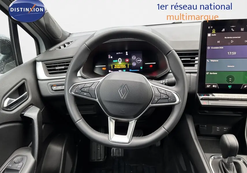 Vue intérieure centrée sur le volant Renault Symbioz 2025, tableau de bord numérique et écran tactile moderne.