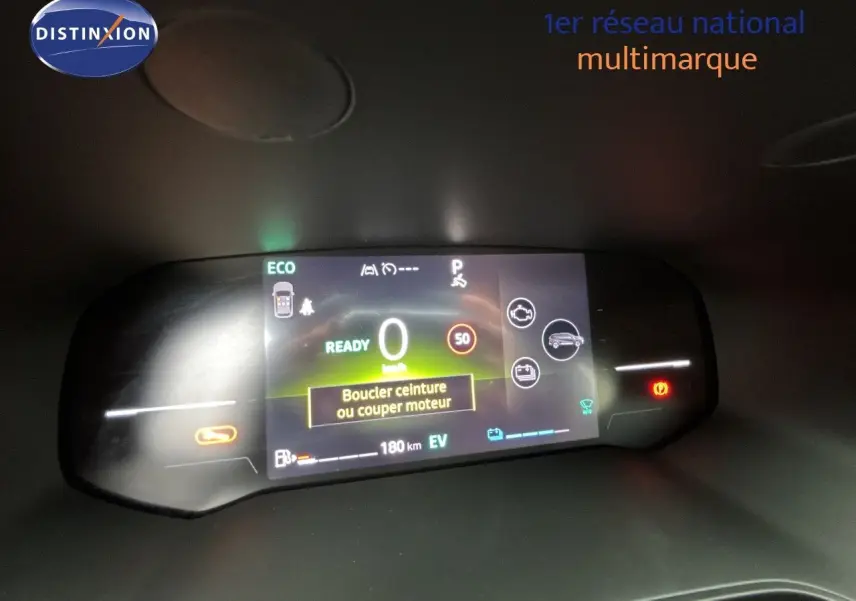 Tableau de bord numérique de Renault Symbioz blanc nacré, affichant vitesse zéro et alertes de sécurité.