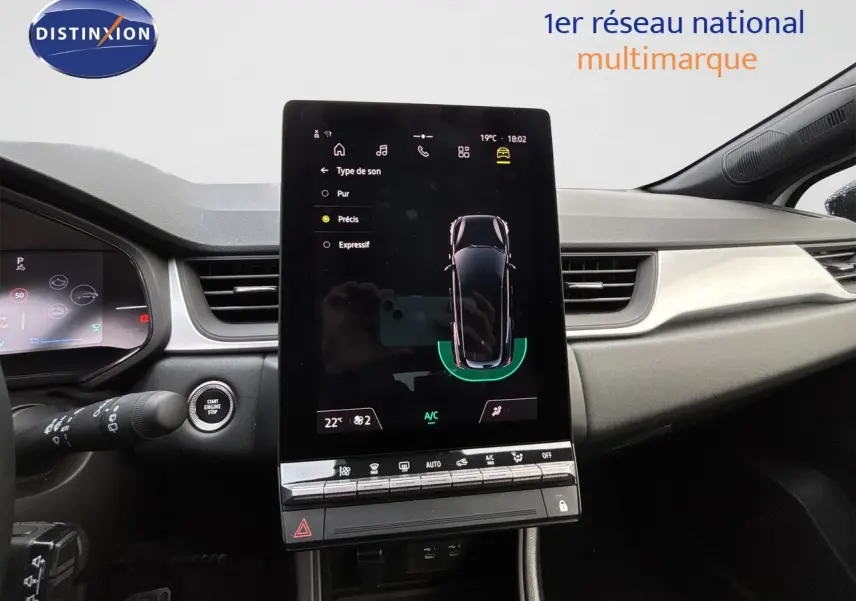 Vue intérieure centrée sur l’écran tactile du tableau de bord de la Renault Symbioz blanc nacré 2025.