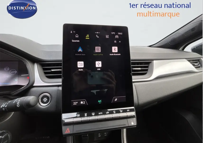 Vue intérieure du tableau de bord de la Renault Symbioz 2025, écran tactile central avec commandes climatisation et démarrage sans clé.