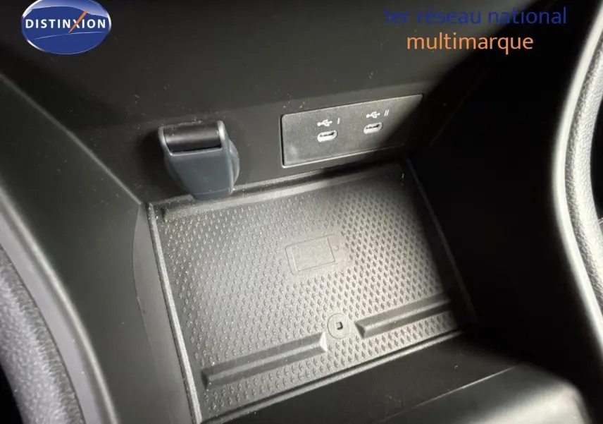 Gros plan sur le compartiment de recharge avec ports USB-C du Renault Symbioz blanc nacré, intérieur noir.