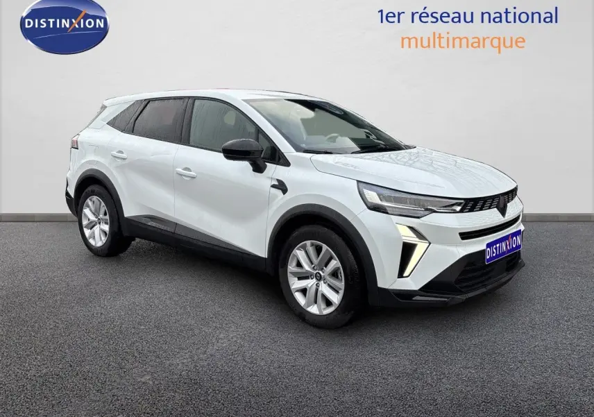 Renault Symbioz E-Tech blanc nacré, vue 3/4 avant droit, SUV hybride avec détails noirs contrastants.