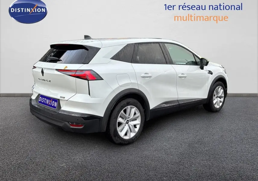 Vue 3/4 arrière droite d'un Renault Symbioz blanc nacré avec feux LED et jantes alliage sur fond neutre.