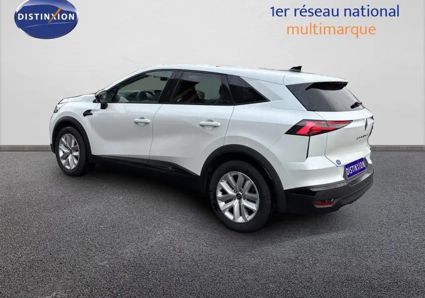 Renault Symbioz blanc nacré métal en 3/4 arrière droit, SUV hybride avec feux arrière LED distinctifs.