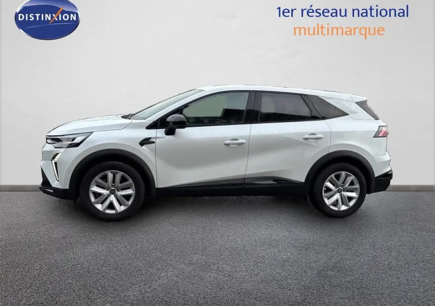 Profil droit d'un Renault Symbioz blanc nacré, SUV hybride 2025 avec jantes alliage et lignes modernes épurées.