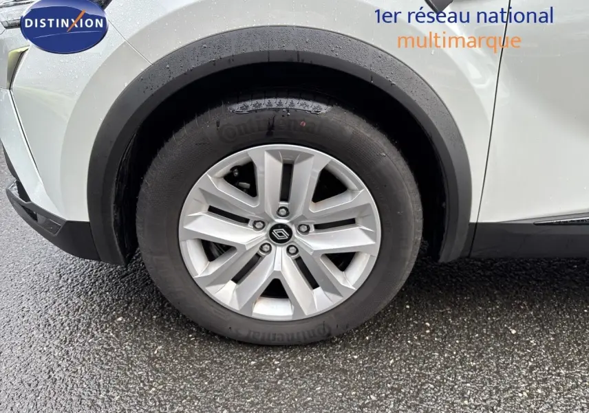 Gros plan sur la roue avant gauche d’un Renault Symbioz blanc nacré, avec jante alliage et pneu Continental.
