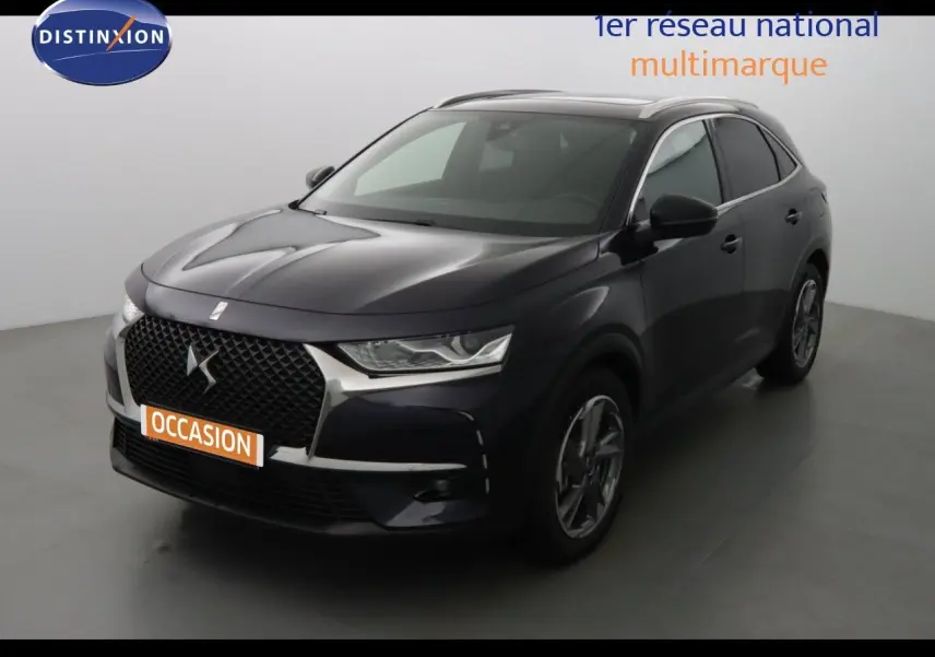 DS7 Crossback hybride rechargeable bleu encre métal vu en 3/4 avant droit avec calandre DS distinctive.