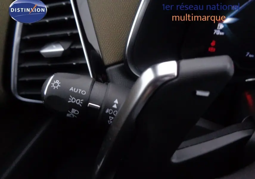 Gros plan sur la commande des phares et clignotants dans l'habitacle du DS7 Crossback E-TENSE 2021.