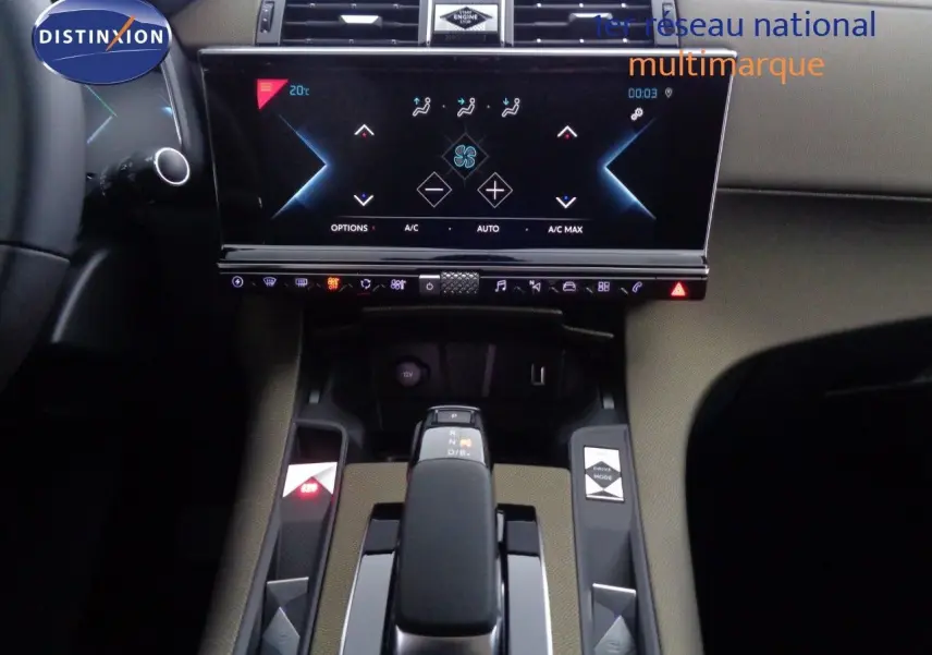 Vue rapprochée du tableau de bord du DS7 Crossback bleu encre métal, mettant en valeur l'écran tactile et la console centrale moderne.