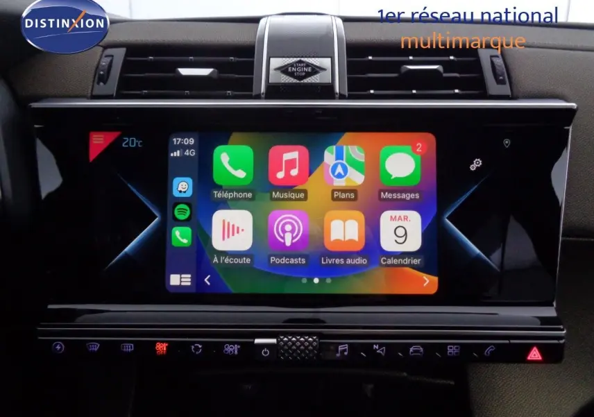 Écran tactile central affichant Apple CarPlay dans l'habitacle du DS7 Crossback E-TENSE 2021, finition Business.