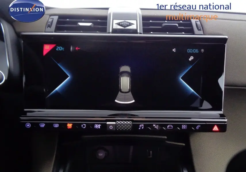 Écran tactile central affichant l'aide au stationnement du DS7 Crossback bleu encre métal, vue intérieure du tableau de bord.