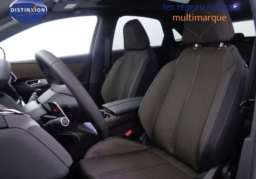 Vue intérieure côté conducteur du DS7 Crossback E-TENSE 2021 avec sièges tissu marron et volant multifonction.