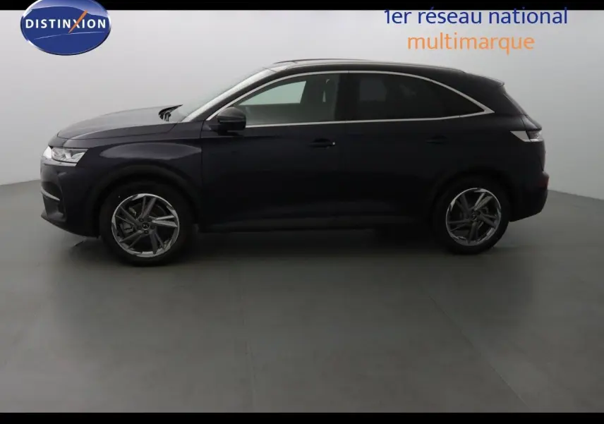Profil côté gauche du DS7 Crossback E-TENSE 225CH en bleu encre métal, soulignant ses lignes élégantes et ses jantes alliage.