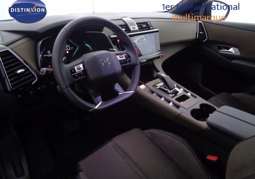 Intérieur du DS7 Crossback E-TENSE 2021 vu côté conducteur, tableau de bord moderne avec écran tactile et volant multifonction.