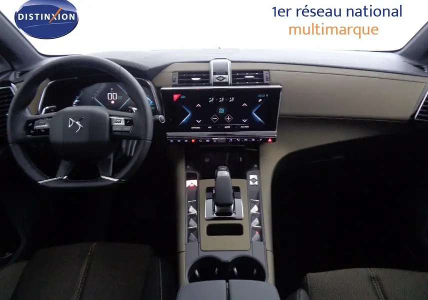 Vue intérieure avant du DS7 Crossback E-TENSE 2021, tableau de bord beige et noir avec écran tactile central et volant multifonction.
