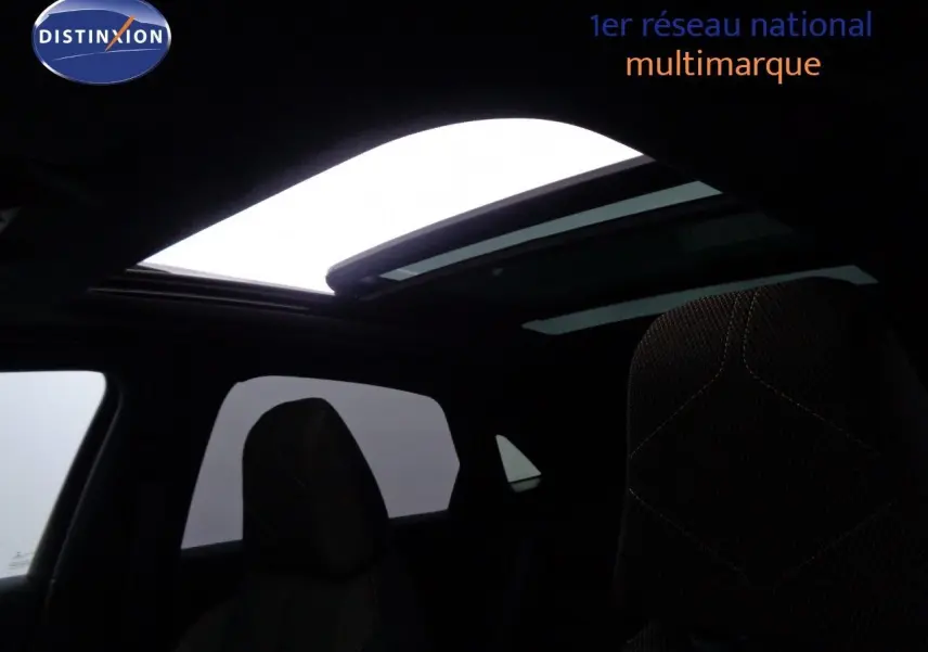 Vue intérieure du DS7 Crossback E-TENSE 225CH avec toit ouvrant panoramique et sièges en tissu marron et noir.