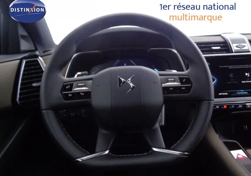 Vue rapprochée du volant cuir noir du DS7 Crossback E-TENSE 2021 avec commandes intégrées et tableau de bord numérique.