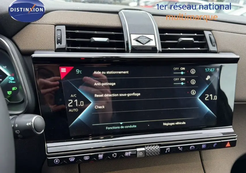 Vue rapprochée de la console centrale du DS7 Crossback bleu encre, écran tactile affichant les aides à la conduite.