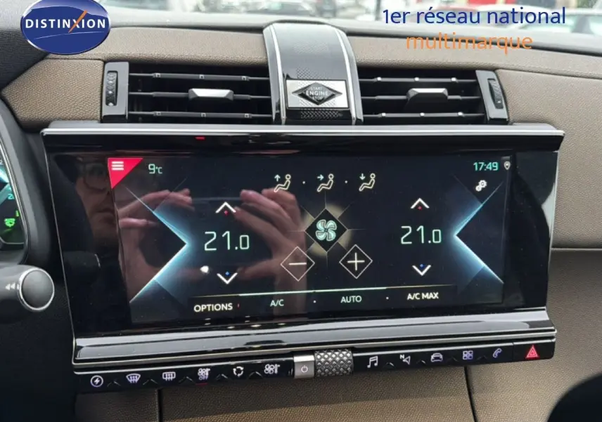 Écran tactile de la console centrale du DS7 Crossback bleu encre métal, affichant la climatisation à 21°C.