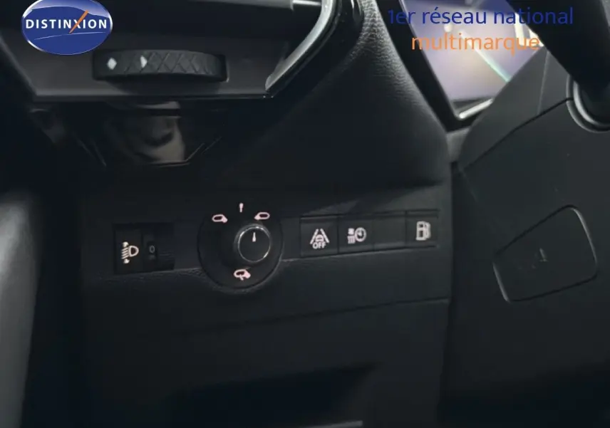 Détail du tableau de bord noir du DS7 Crossback bleu encre, montrant les commandes d’éclairage et d’assistance conducteur.