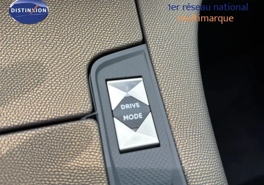 Bouton Drive Mode en gros plan sur la console intérieure du DS7 Crossback E-TENSE bleu encre métal.