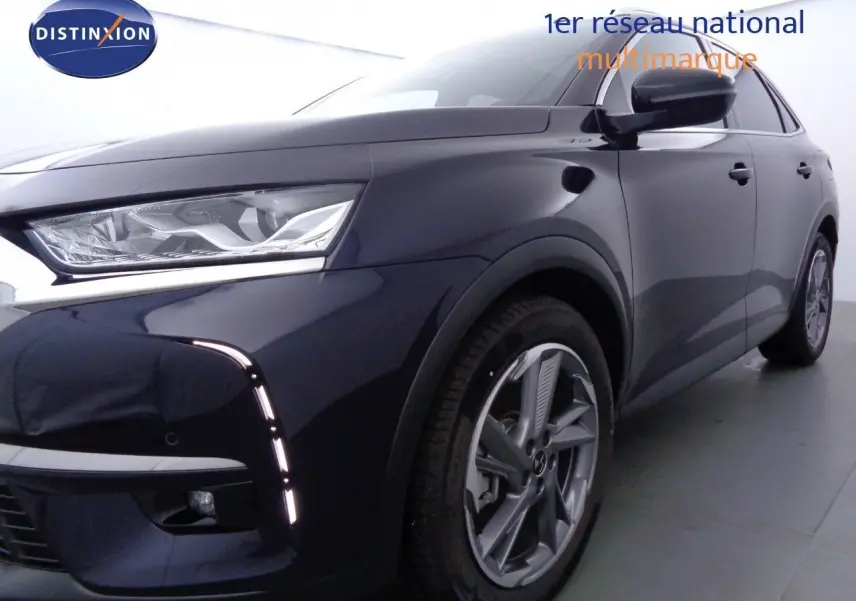 Gros plan sur la roue avant gauche du DS7 Crossback bleu encre métal, mettant en valeur la jante alliage au design moderne.