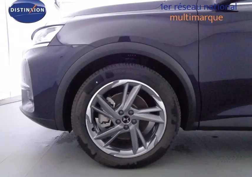 Vue 3/4 avant droit d'un DS7 Crossback hybride rechargeable bleu encre métal avec feux LED et jantes alliage.
