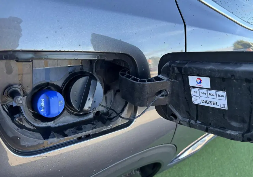 Bouchon de réservoir AdBlue bleu sur le côté gauche arrière d'un Peugeot 3008 gris métal 2020 diesel.