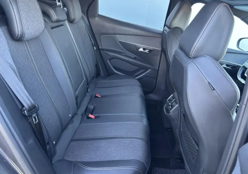 Vue intérieure côté gauche des sièges arrière en tissu et cuir noir du Peugeot 3008 gris métal 2020 finition GT Line.