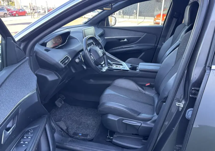Intérieur avant droit du Peugeot 3008 gris métal 2020, sièges cuir et tissu avec tableau de bord moderne et écran tactile.